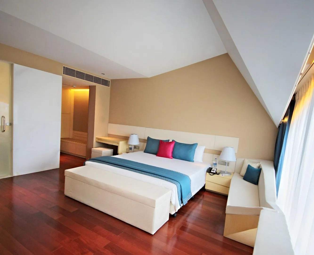 Vivanta New Delhi, Dwarka Hotel