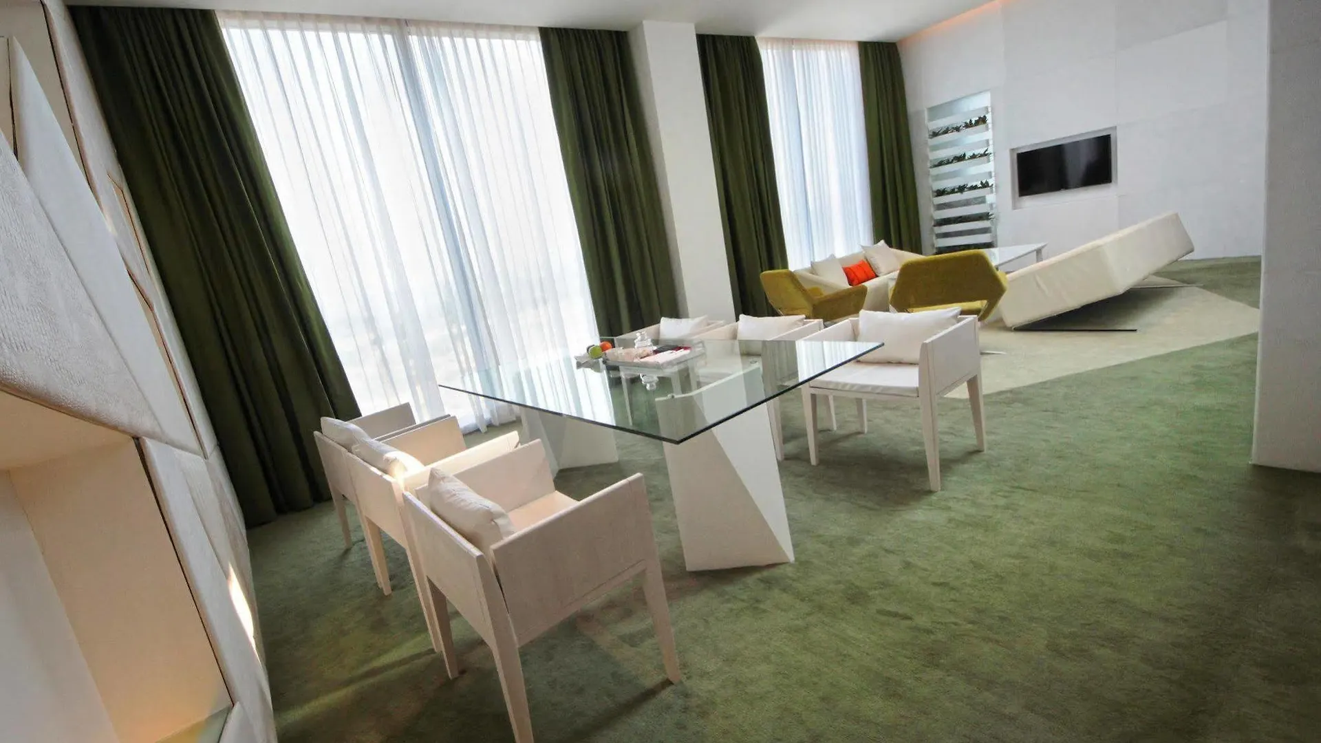 Vivanta New Delhi, Dwarka Hotel